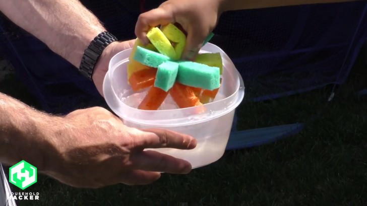 1. Snij reepjes van verschillende sponsjes en maak ze in het midden vast met een elastiek: hier kun je in de zomer mee spelen in plaats van met waterballonnen!