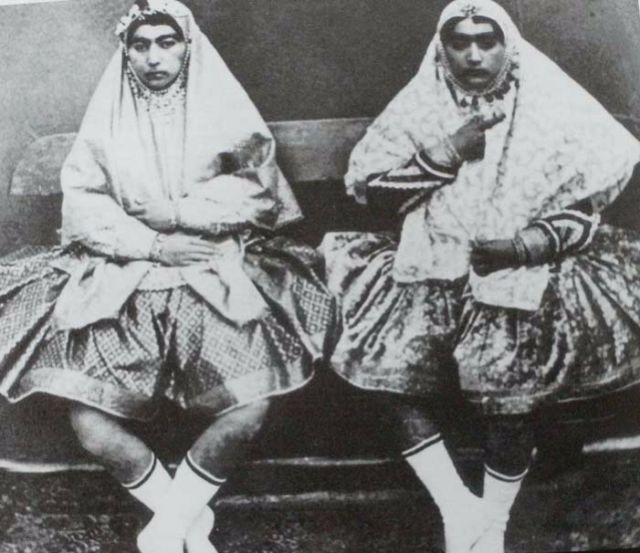 Ce n'est pas un hasard: en 1873, Naser al-Din a participé à un ballet à Saint-Pétersbourg, et il a été fasciné par les danseurs russes.