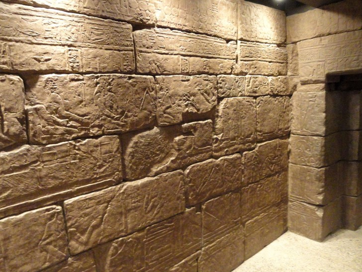 Une statue d'environ huit mètres représentant Ramsès II a également été retrouvée.