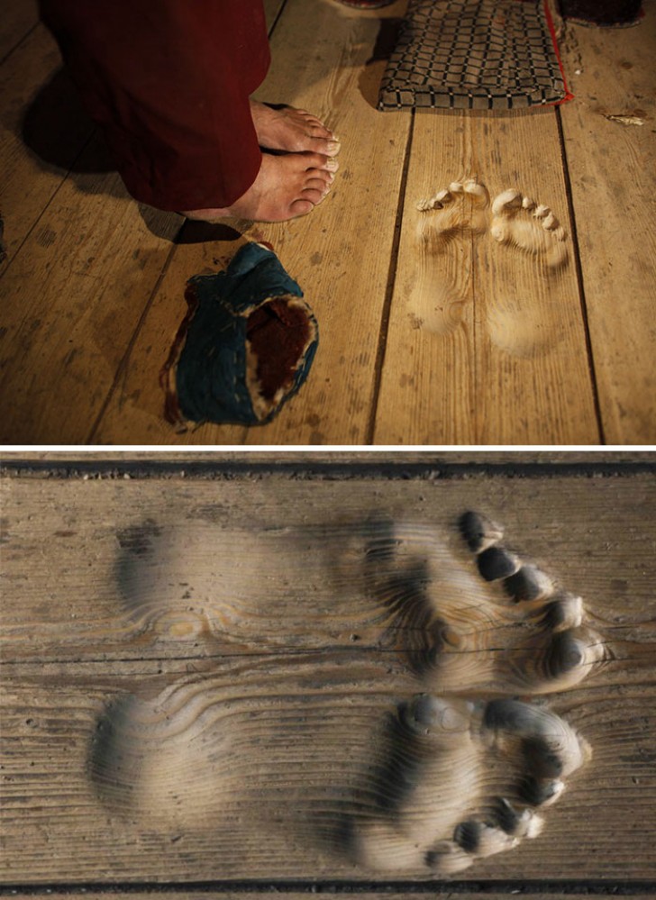 6. Fußabdrücke im Holz: Diese Mönch hat mehr als 20 Jahre lang auf immer dem gleichen Punkt meditiert.