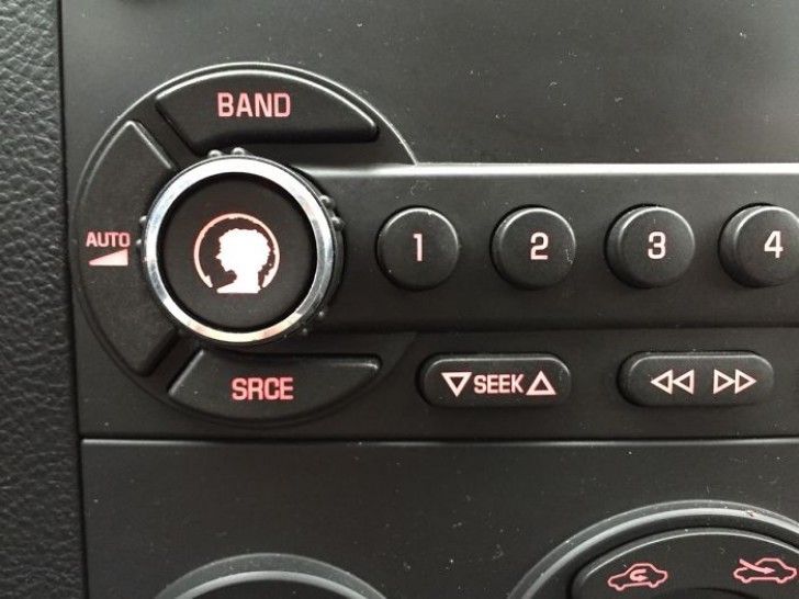 8. Le bouton pour allumer la radio est devenu une sorte de portrait victorien.