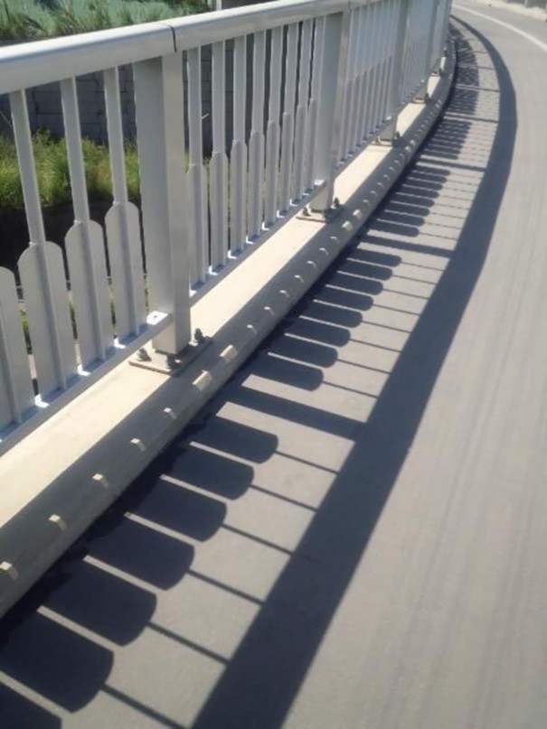2. Cette barrière projette un piano par terre.
