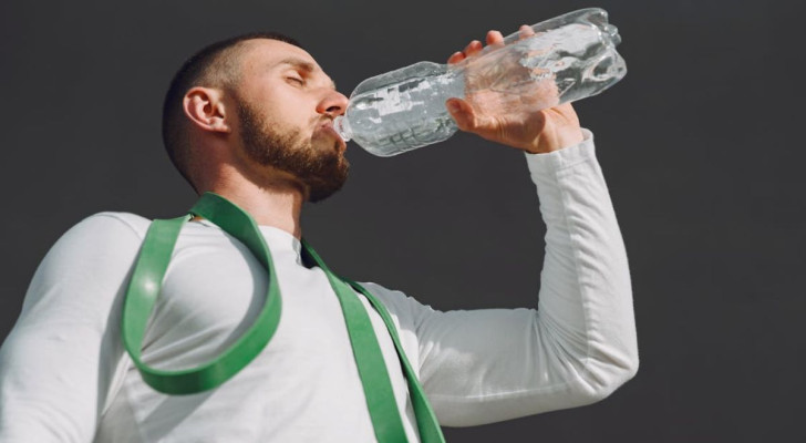 In una bottiglia d'acqua potrebbero moltiplicarsi i batteri