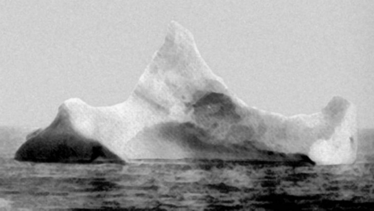 6. L'iceberg qui aurait pu heurter le Titanic photographié par Prinz Adalbert le matin du 15 avril 1912.