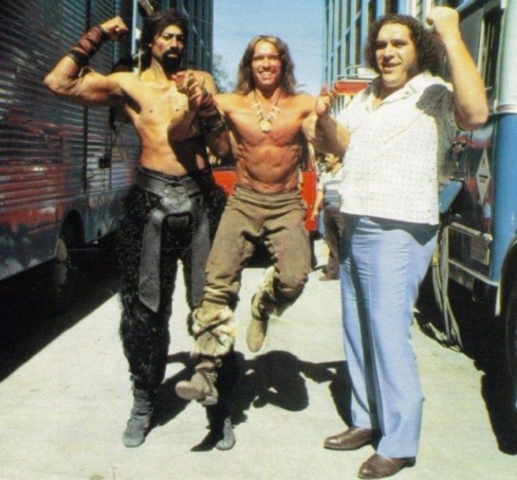 1. André The Giant soulève de terre un jeune Arnold Schwarzenegger: il l'avait déjà fait lorsque le comédien autrichien naturalisé américain avait essayé de payer le dîner à sa place.