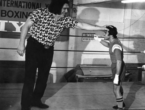 2. André rencontre le boxeur américain Bobby Chacon (1979).