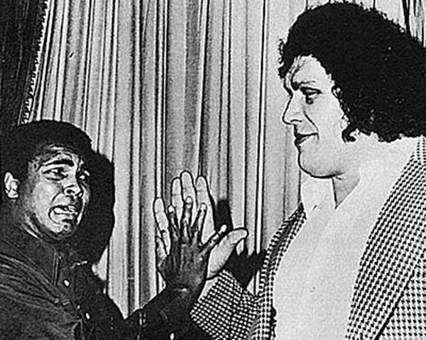 6. Lorsqu'il a rencontré Mohammed Ali, ils ont pris cette photo, dans laquelle ils comparaient la taille de leurs mains.