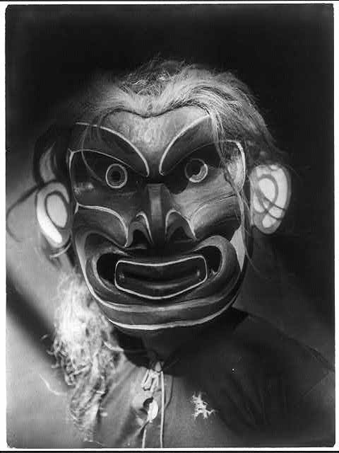 1. Un Indien Kwakiutl porte le masque de la créature mythique Pgwis.