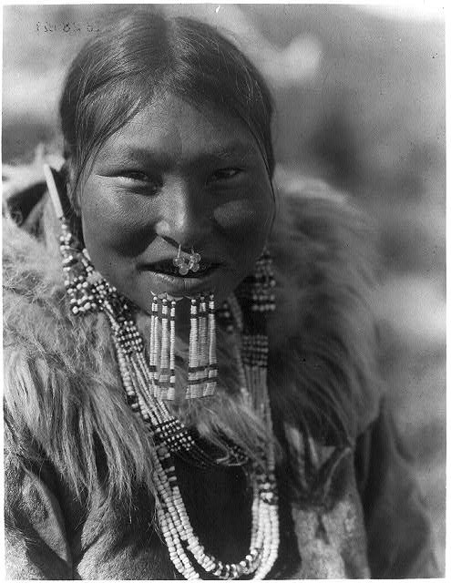 10. Une femme Nunivak qui porte les ornements de sa tribu.