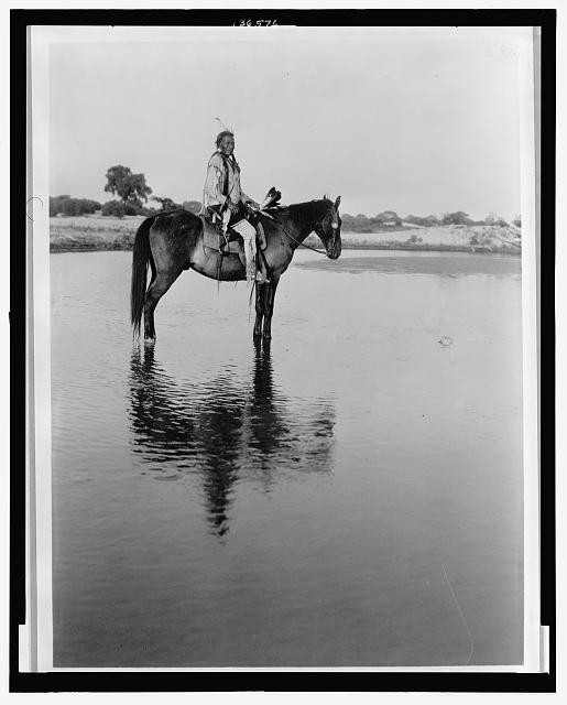 15. Un chef Cheyenne chevauchant son destrier sur les eaux basses de la rivière.