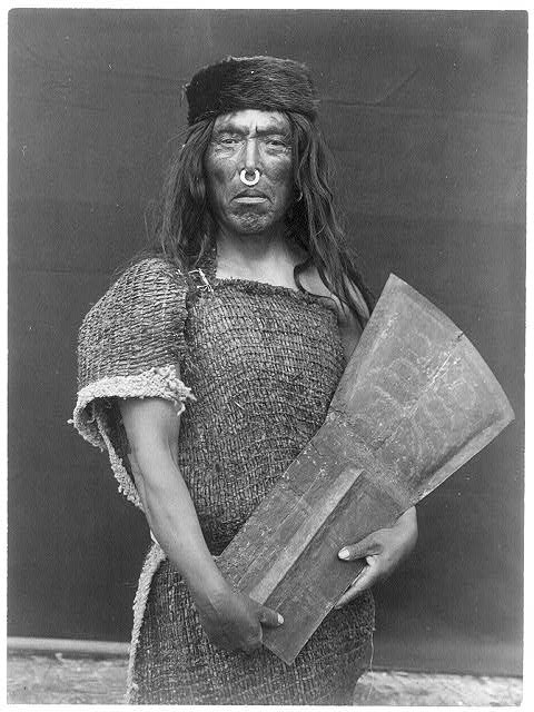 5. Le visage fier mais distant d'un chef Nakoaktok, une tribu confinée au nord des États-Unis, à la frontière avec le Canada.