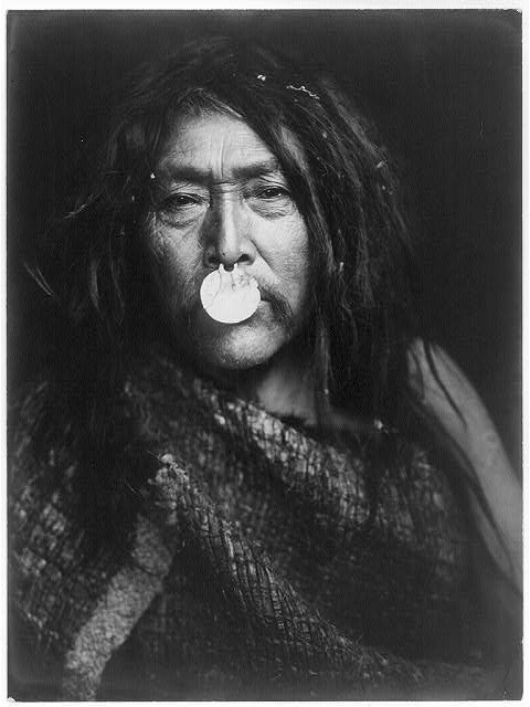 7. Un indien Hahuamis porte un ornement tellement grand qu'il couvre sa bouche.