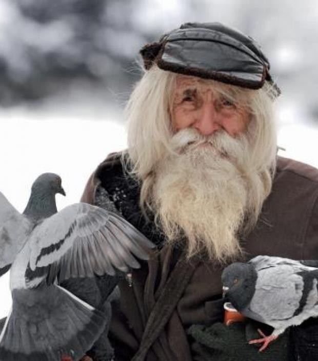 Dobri ist 103 Jahre alt, aber er geht trotz seines Alters seinen Aktivitäten nach.