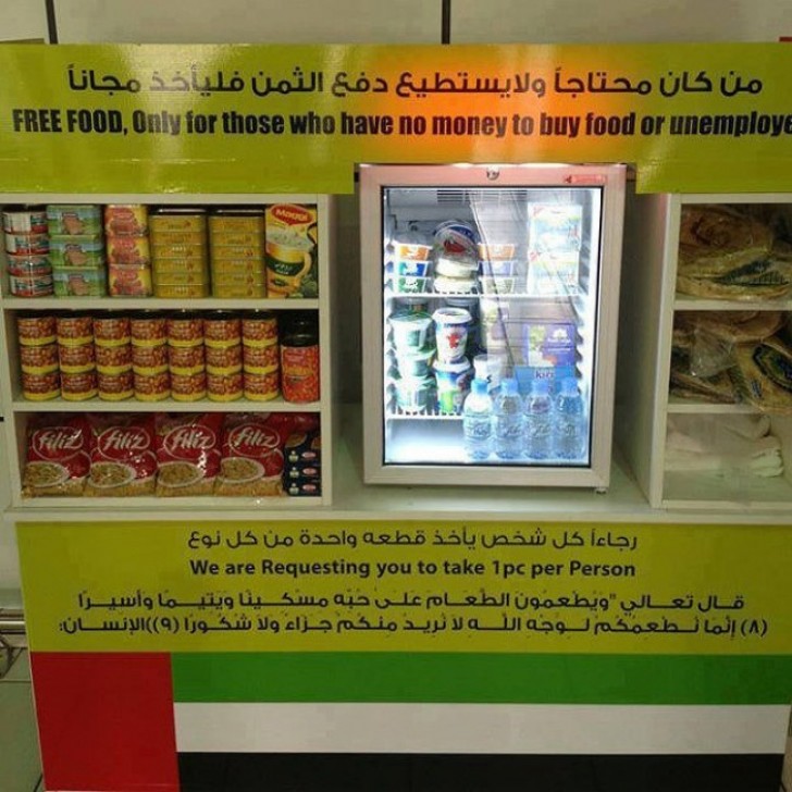 11. Il y a des distributeurs automatiques de nourriture et de boissons gratuits, réservés à ceux qui n'ont pas d'argent sur eux.