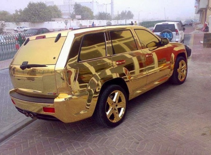 7. L'oro è una vera ossessione per chi abita a Dubai: anche le auto vengono dorate. 