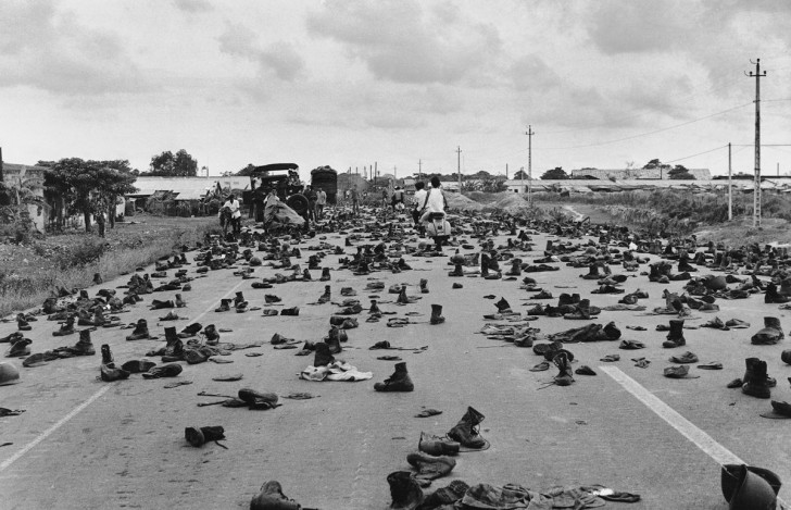 Le 30 avril 1975, des bottes militaires abandonnées sur la route de la périphérie de Saigon. Certains soldats de l'armée vaincue jetèrent leur uniforme par peur.