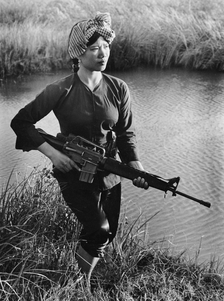 1973, une guerrière Viet Cong surveille le fleuve Mekong.