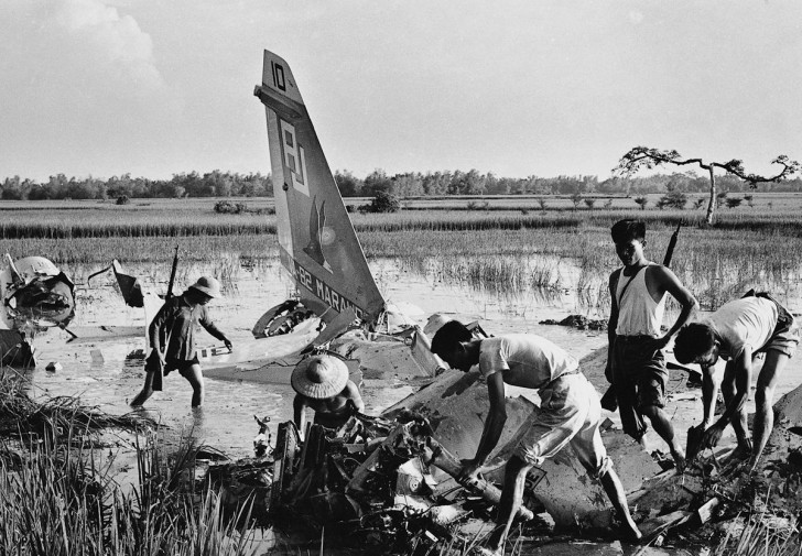 Septembre, 1972. La milice explore l'épave d'un avion ennemi abattu.