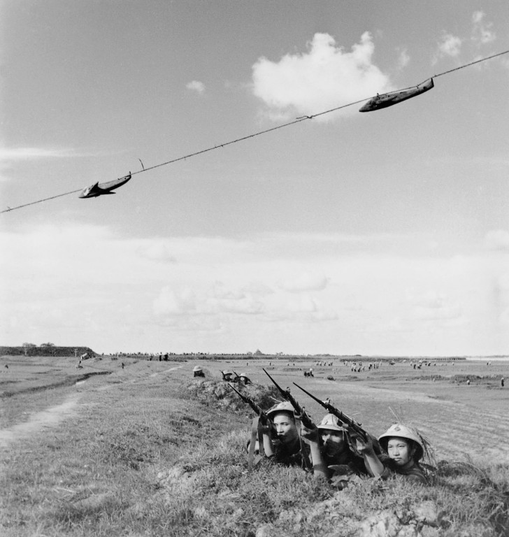 Septembre, 1965. La milice vietnamienne tente de briser les avions américains avec des fusils de la Seconde Guerre mondiale. Oui, ils étaient en mesure de le faire.