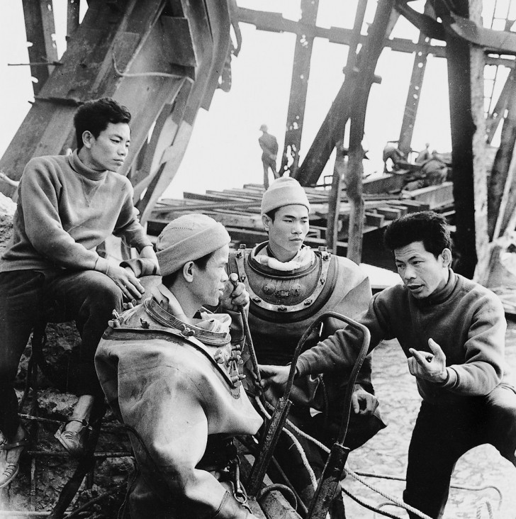1973, des fabricants discutent des réparations pour le pont Ham Rong, le seul chemin sur la fleuve Ma praticable par les véhicules lourds.