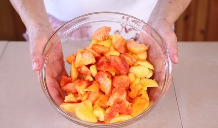 1. First, peel enough mature peaches to arrive at 2 lb (1 kg) without the peach stones.