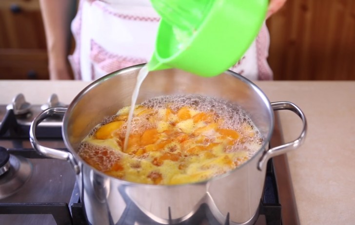 3. Bringt alles zum Kochen und gebt den Saft einer Zitrone hinzu. Das Ganze nun 3 Minuten kochen lassen.