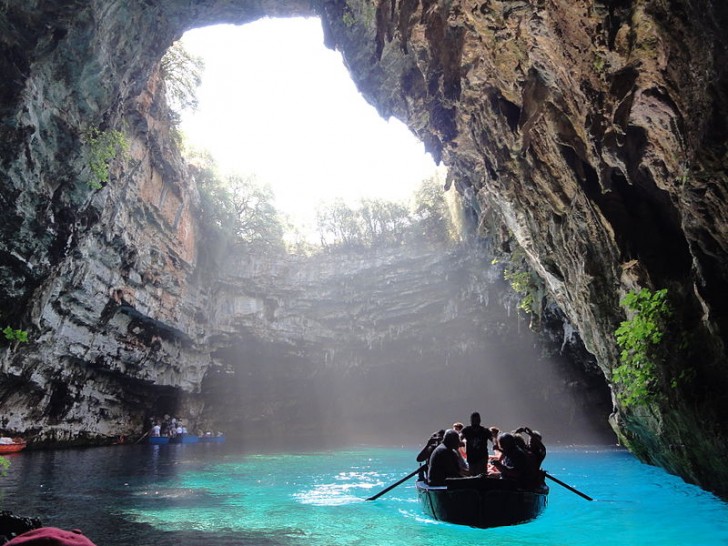 11. Grotte de Melissani, Céphalonie, Grèce.