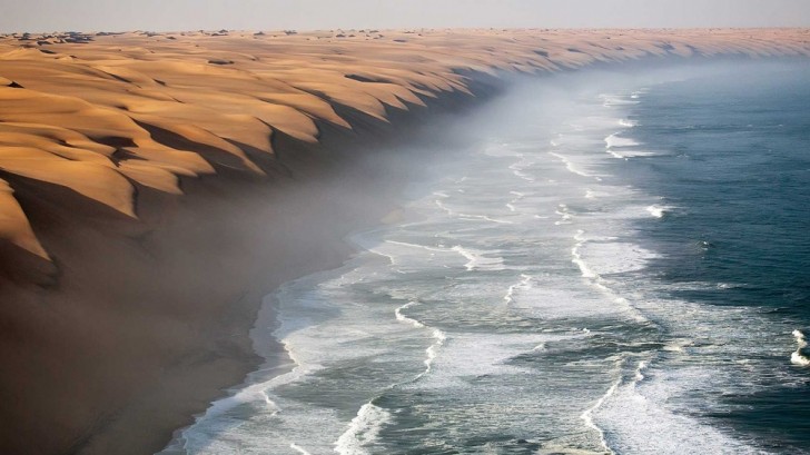 2. L'endroit ù le désert namibien rencontre l'océan Atlantique.