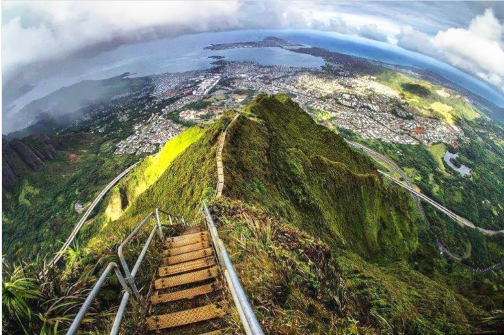 9. Beklim de Haʻikū Stairs in Oahu (Hawaii).