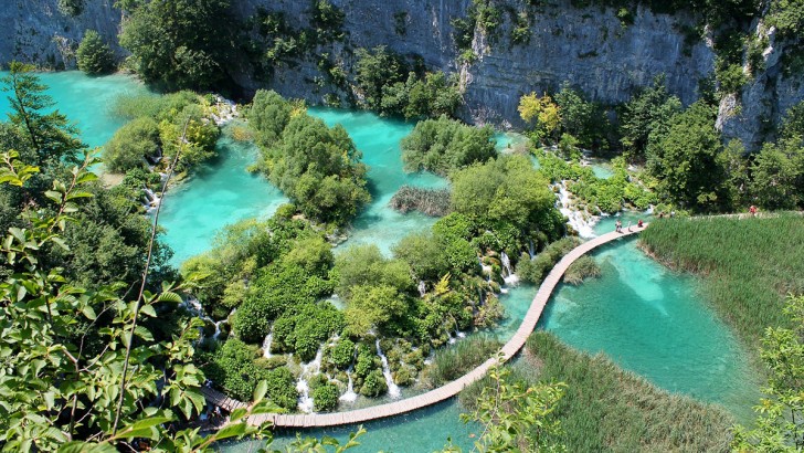 15. Visitez le parc national des lacs de Plitvice en Croatie.