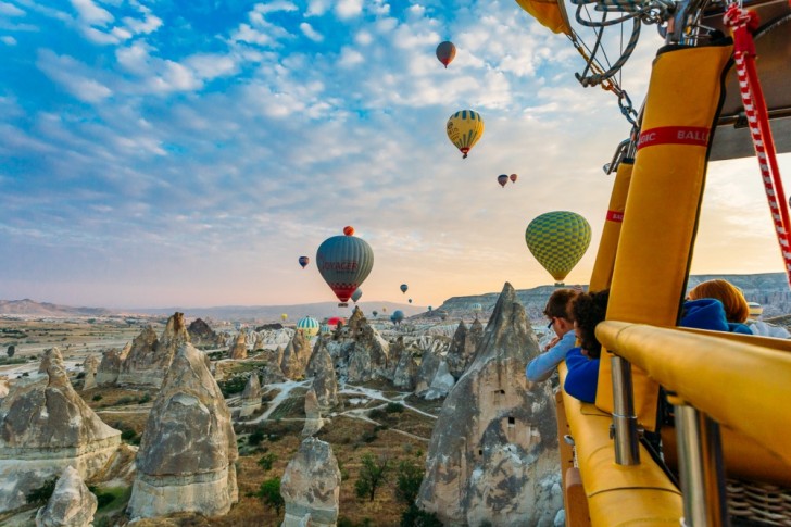 19. Un indimenticabile viaggio in mongolfiera fra le vette della Cappadocia (Turchia).