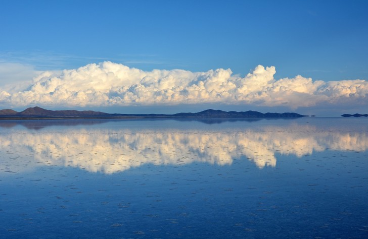 23. Een bezoekje brengen aan de Uyuni zoutvlakte, de grootste ter wereld (Bolivia).