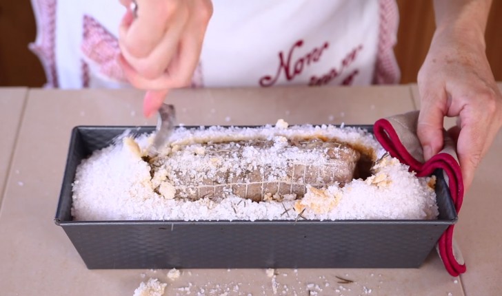 4. Als het klaar is haal je met behulp van een lepel het zout eraf.