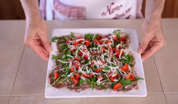 With rucola, Pachino tomatoes and Parmesan cheese flakes, it is even better!