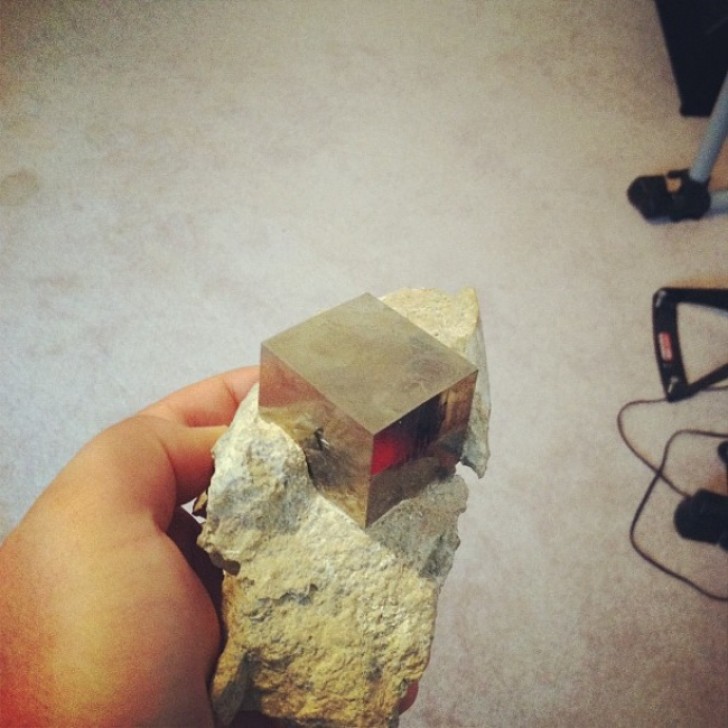 3. Un cube impeccable de pyrite encore dans sa masse rocheuse naturelle!