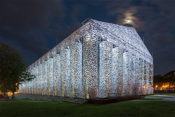 Kunstenaar Marta Minujín (74) heeft deze replica gemaakt van het Parthenon door honderdduizend verboden boeken te gebruiken