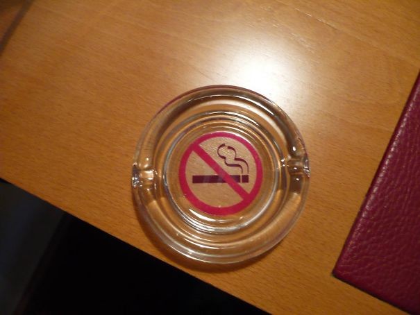 2. Dieses Zimmer für Nichtraucher hat einen Aschenbecher für Nichtraucher. 