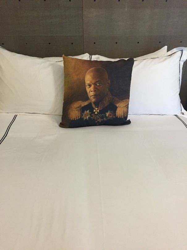 7. Voici l'un des oreillers dans la chambre d'un hôtel.