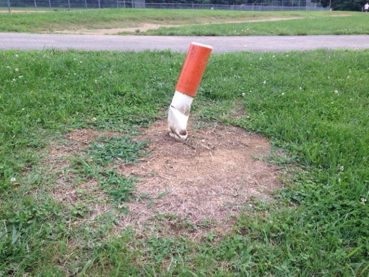 18. Il ne faut pas jeter les cigarettes par terre, c'est vrai. En fait, c'est un poteau de signalisation qui a pris un coup.