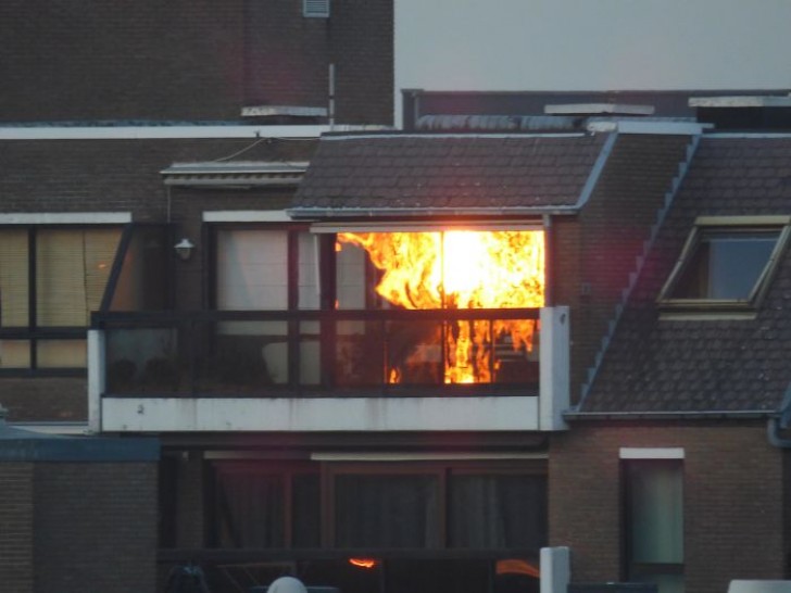 6. Cet incendie domestique est en réalité le reflet du coucher de soleil sur la vitre de la fenêtre.