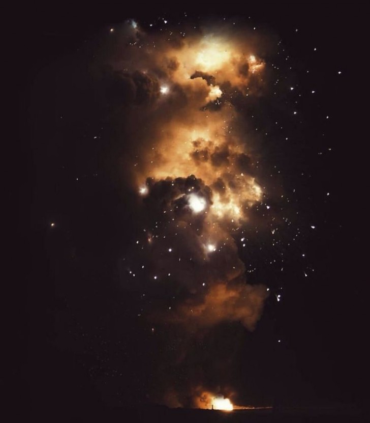 9. Cette photo d'une nébuleuse n'a pas été prise à partir d'un satellite. C'est en fait les feux d'artifice qui ont explosé dans la fumée.
