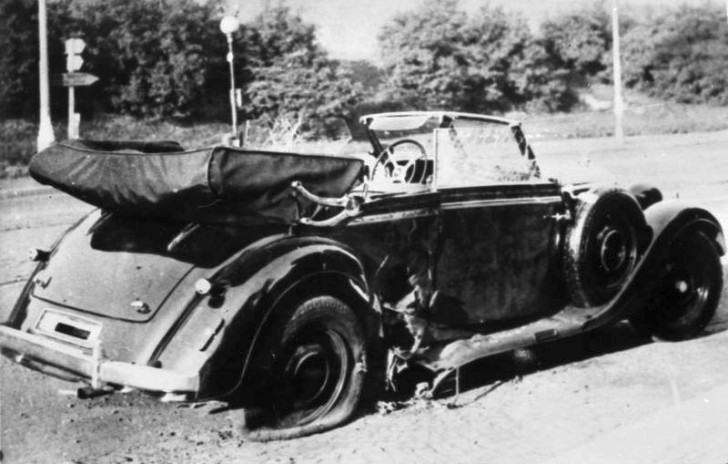 Le 27 mai 1942, un commando partisan tchèque attaqua la voiture où le général Heydrich voyageait, en le blessant avec le lancement d'une grenade antichar.