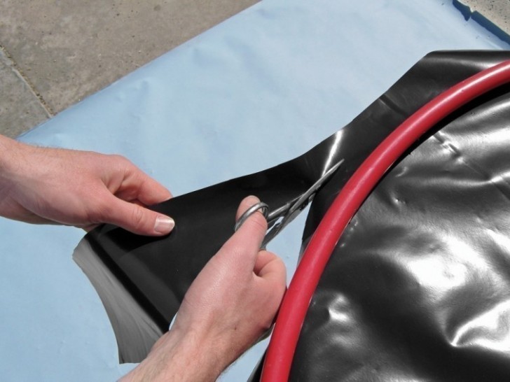 1. Cut the plastic sheeting so as to obtain circular shapes with a slightly larger diameter than the hula hoop (about 2.5 cm).