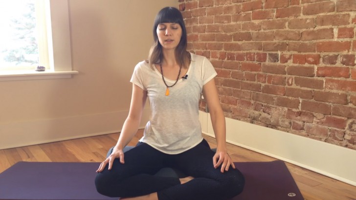 15. Assumendo la posizione base di yoga, eseguite esercizi di respirazione profonda. Vi aiuteranno a calmarvi nei momenti di ansia.