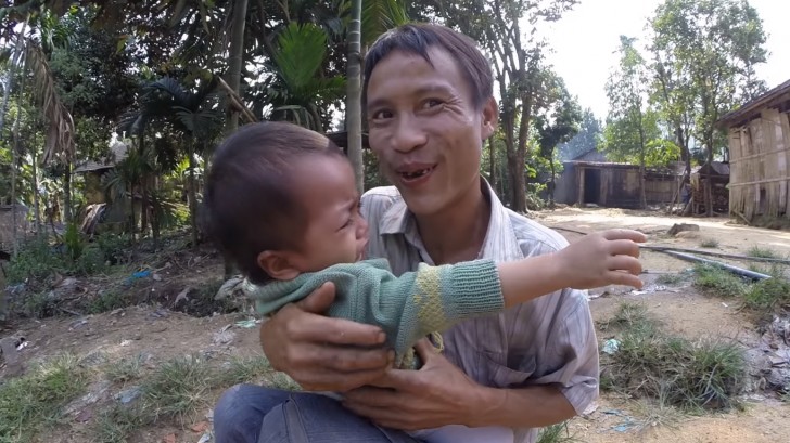 Pourtant, en dépit de ne pas avoir vécu tous les progrès de l'histoire, il ne semble pas du tout triste: en effet, son regard est plein de joie de vivre!