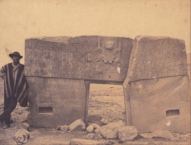 La Porta del sole fu costruita dalla civiltà Tiwanaku, una popolazione insediata in Bolivia dell'ovest.