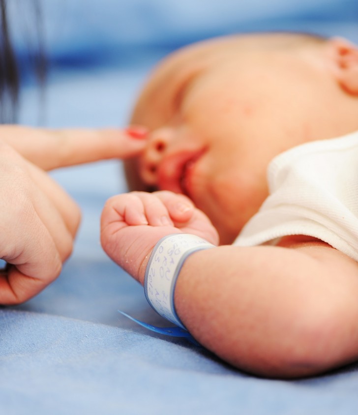 Tijdens de uren die volgen na de bevalling komt er bij de moeder in het lichaam oxytocine vrij en is de baby uitermate ontvankelijk