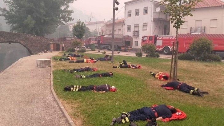 Ils se reposent épuisés après avoir apprivoisé un incendie qui a duré des jours.
