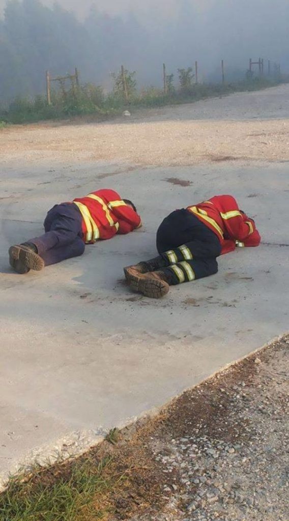Les pauses étaient peu nombreuses et de courte durée: pour récupérer rapidement des forces, les pompiers dormaient partout directement dans leur uniforme.