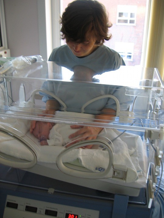 Spesso il neonato prematuro è trattenuto in ospedale mentre i genitori vengono dimessi: la vicinanza al padre e alla madre viene così a mancare.